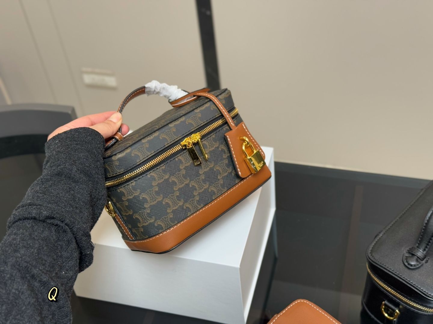 CELINE セリーヌ　バニティ　ポーチ　美品　化粧ポーチ　バック セリーヌ バニティポーチ 黒 ブラック 化粧ポーチ 小物入れ