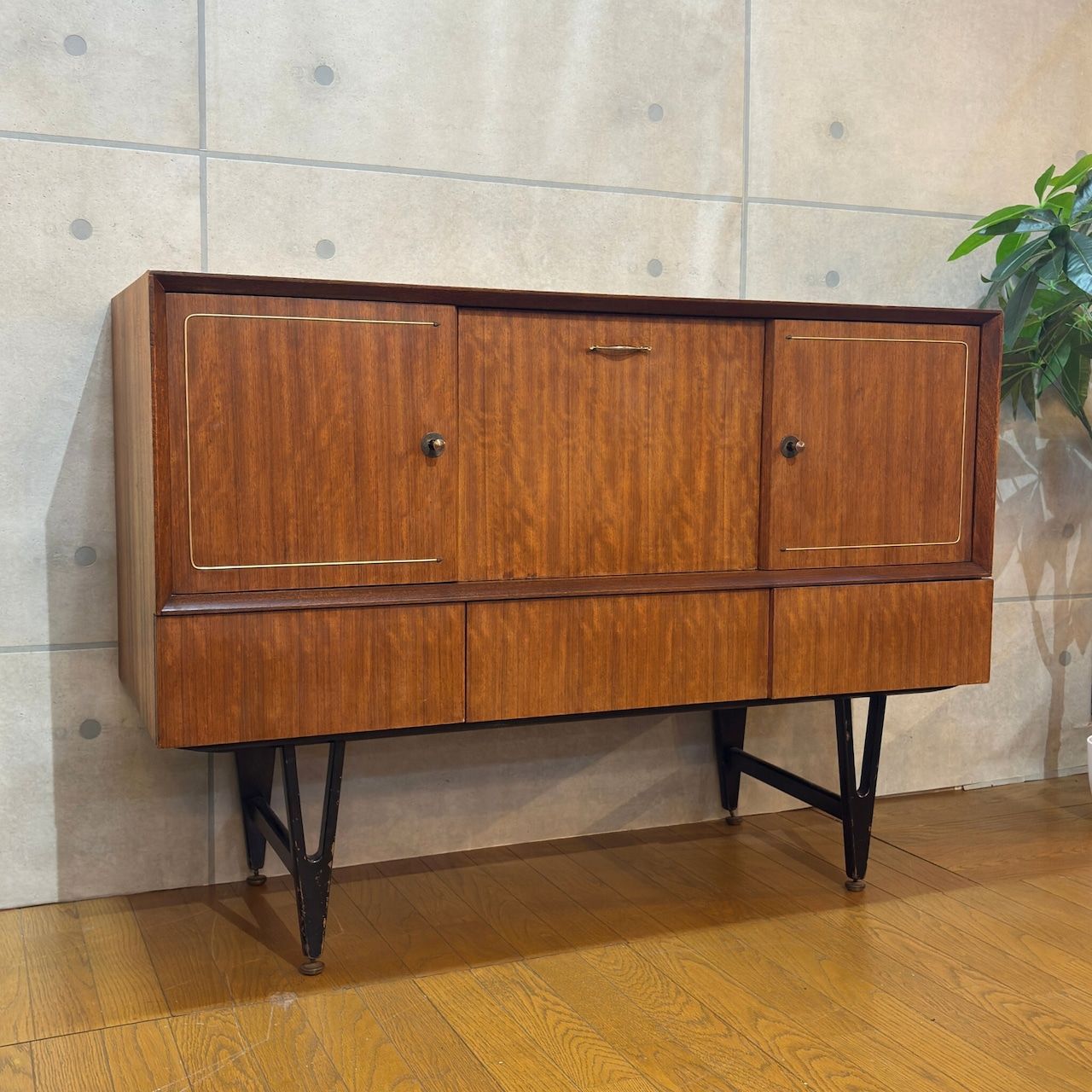 VINTAGE Beautility ビューティリティ サイドボード チーク材 ガラス天板付き 1960年代頃 ヴィンテージ