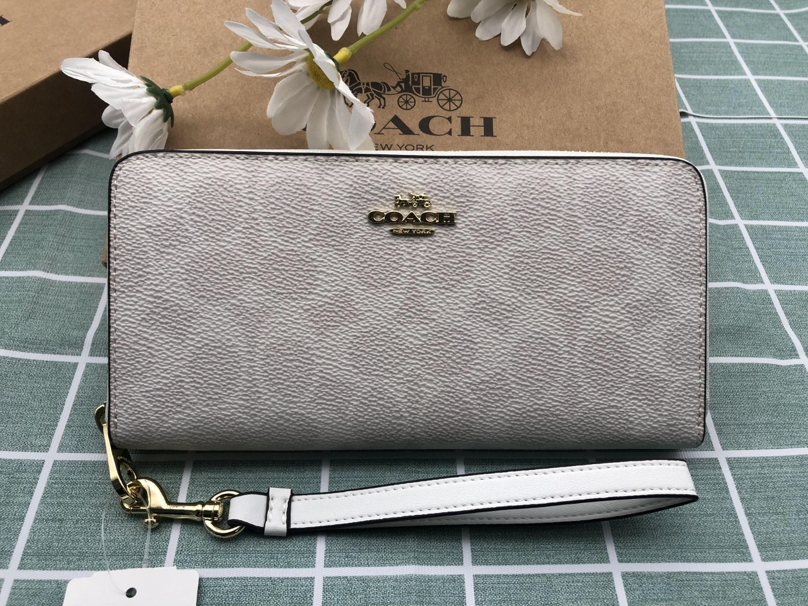 COACH コーチ財布 長財布 クーポン使える ホワイト プレゼント 贈り物 レザー ウォレット ラウンドファスナー 新品  未使用 ロゴ シグネチャー CC061