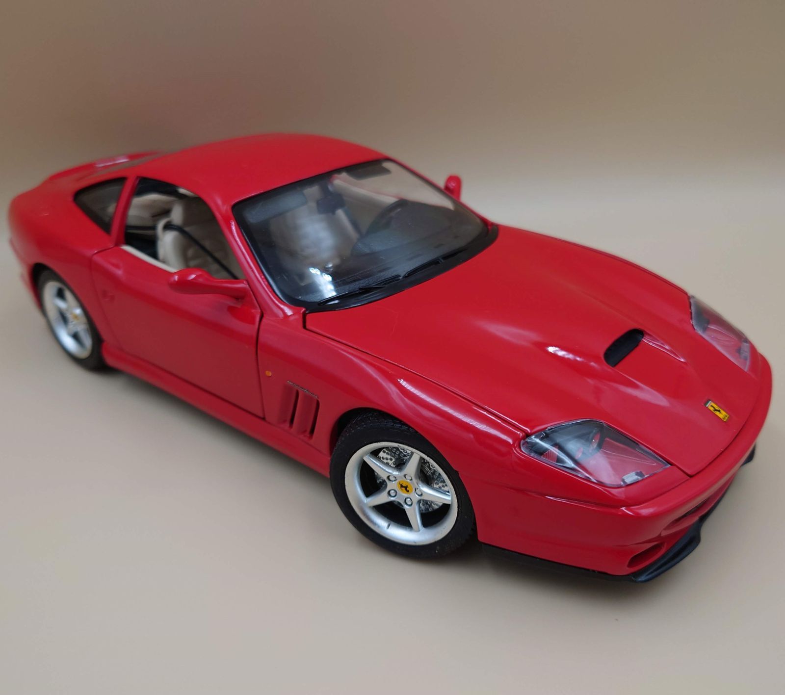 1/18 フェラーリ Ferrari 550 MARANELLO 1996 レッド 中古