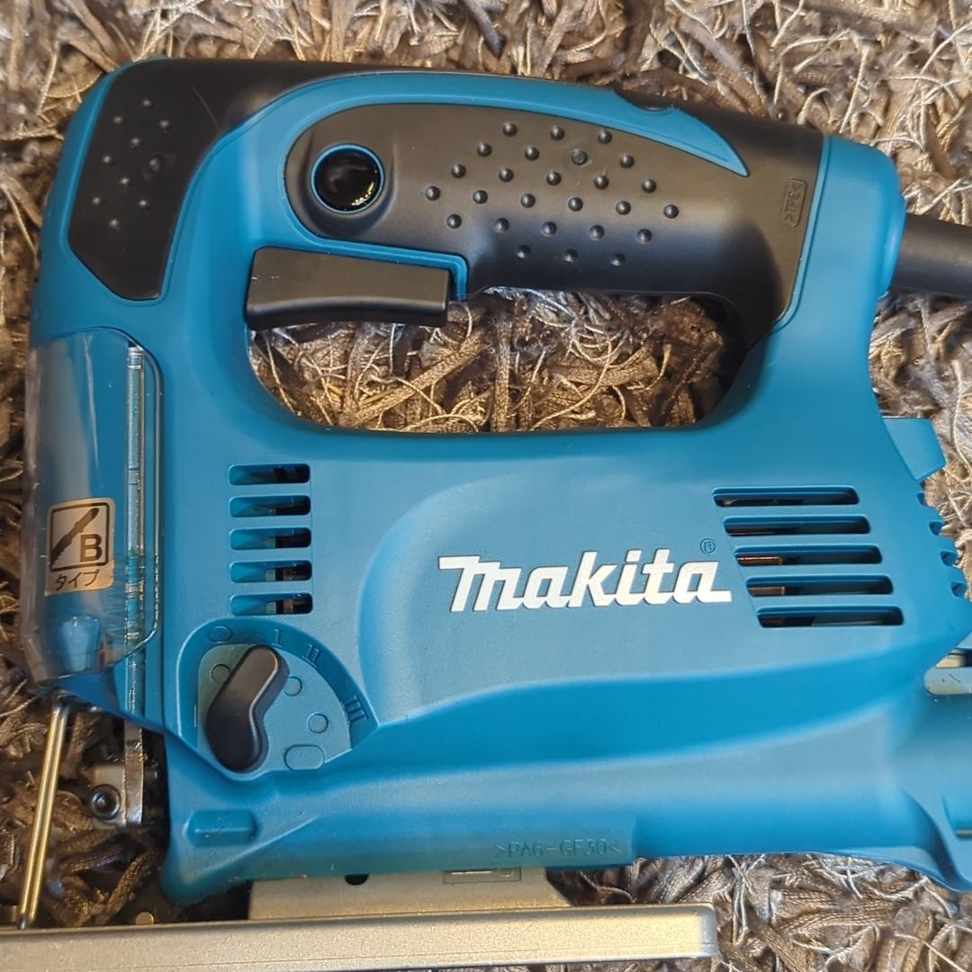 【美品】makita ジグソー マキタ jigsaw モデル4329 木材 軟鋼板 ノコギリ 日曜大工 木工 工業 木材加工 定番 人気 プロ使用