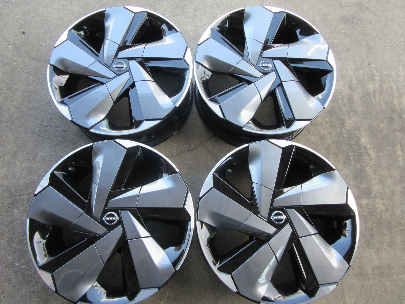 241002-05 アルミホイール 日産ノートE12ニスモ純正17inch 美品 241002-05 アルミホイール 日産ノートE12ニスモ純正17inch 美品