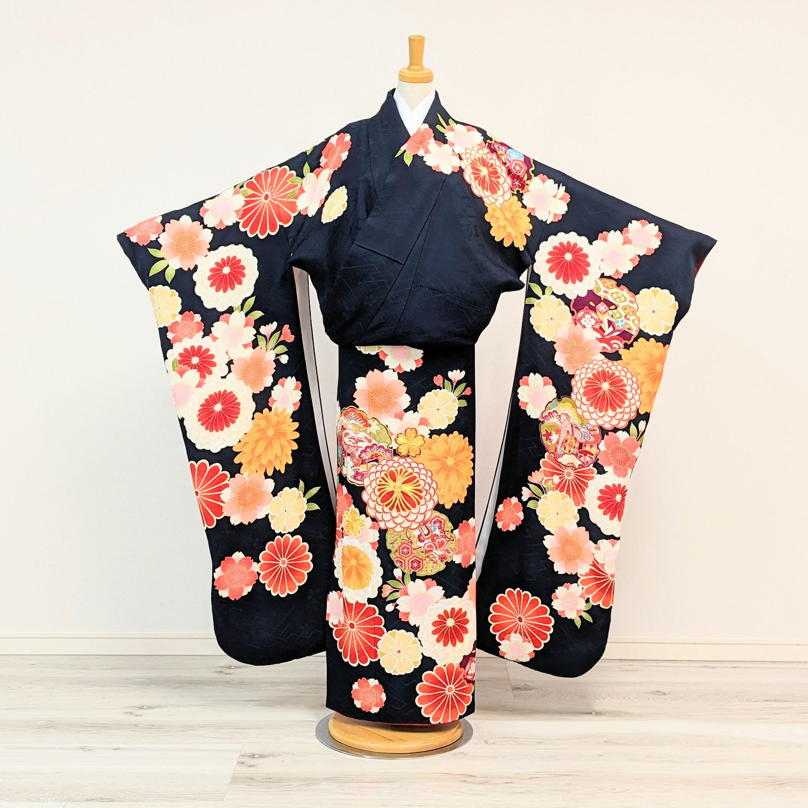 【新品・正絹・仕立て上がり】 振袖 黒 黒に近い紺 桜 雪輪 古典 F28 新品・正絹・仕立て上がり】 振袖 黒 黒に近い紺 桜 雪輪 古典