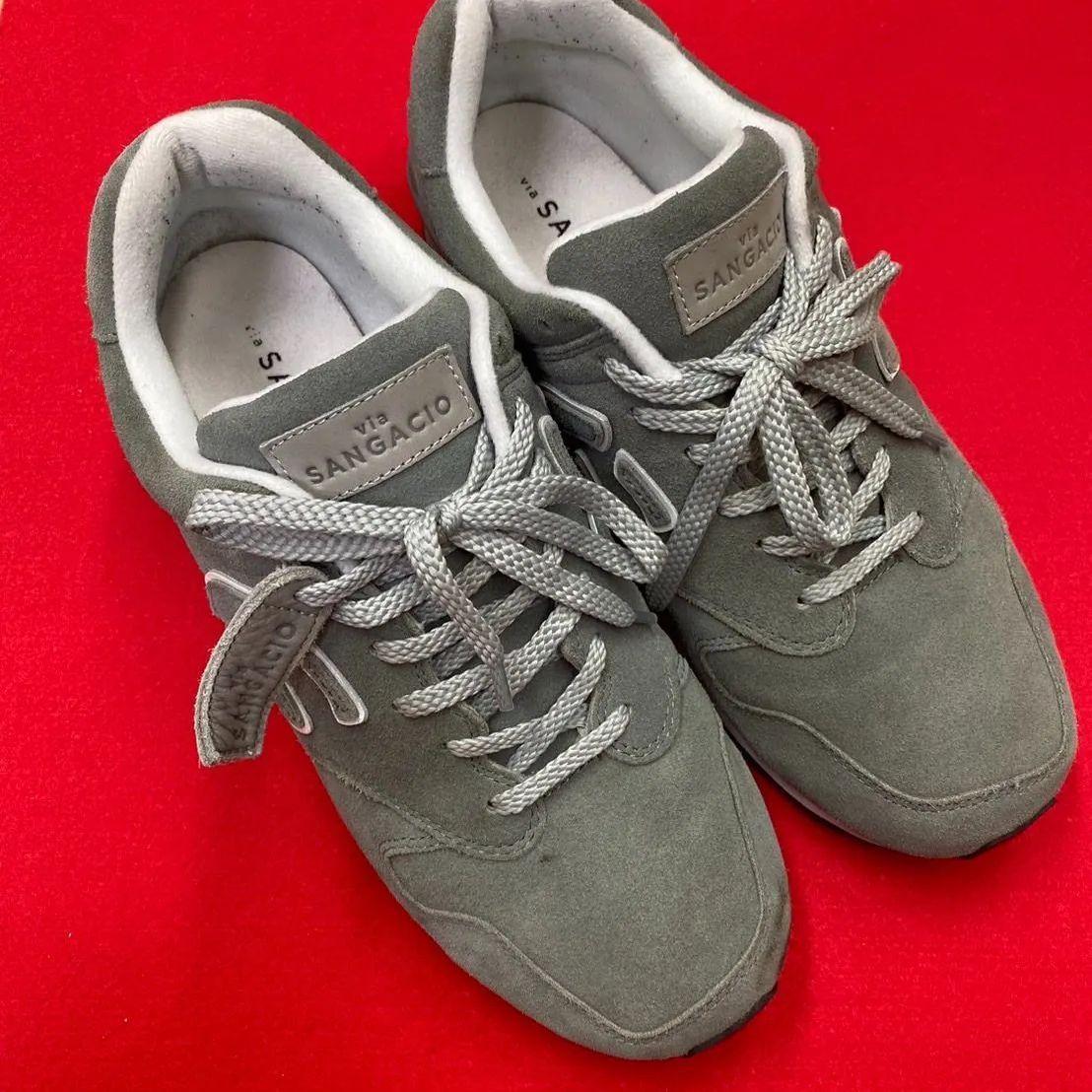 【美品】viaSANGACIO グレー スエード スニーカー via SANGACIO にゅ～ず『MOON GRAY』新製品 サンガッチョ 23 5cm