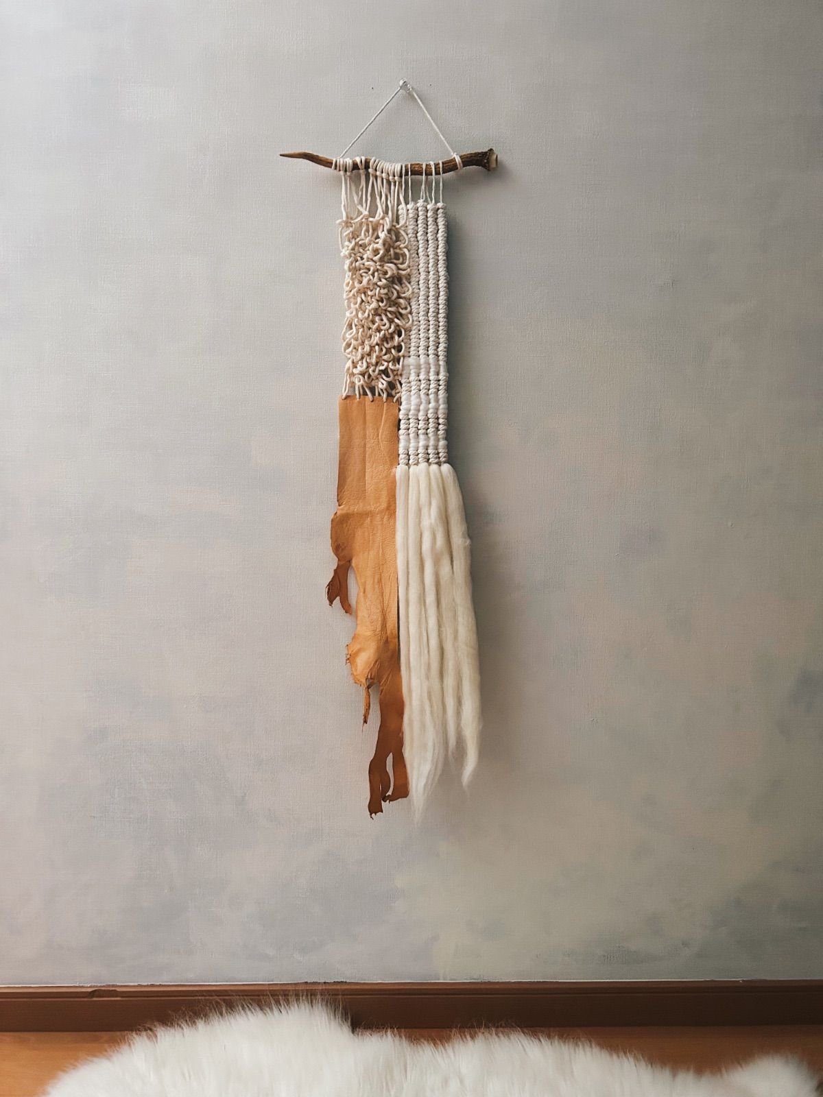 SDGs 鹿の角と革のマクラメタペストリー SDGs鹿の角と革のマクラメタペストリー - メルカリ