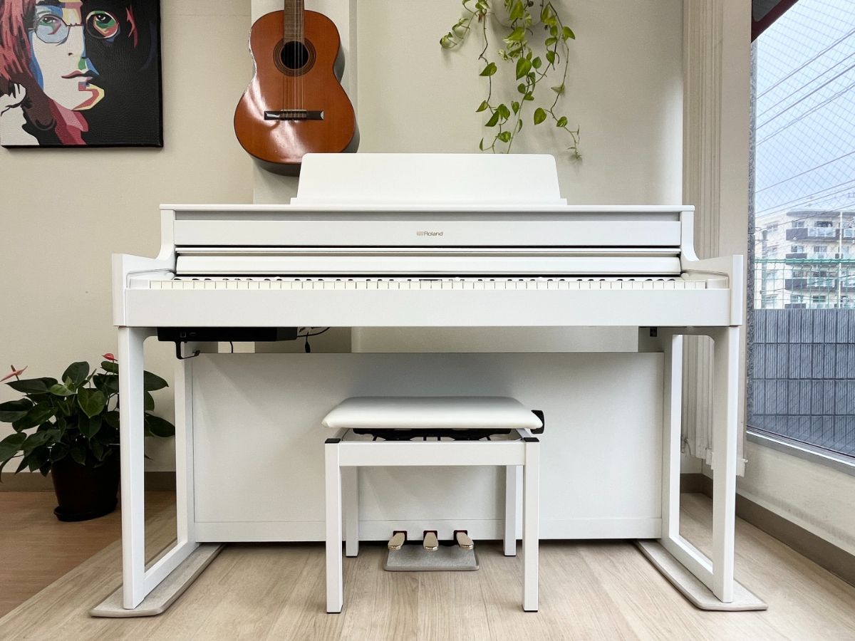 メンテナンス＆クリーニング済み ローランド HP704-WH ホワイト 2019年製 | 電子ピアノ 88鍵盤 | 木製鍵盤 Roland HPシリーズ | 千葉 東京 神奈川 埼玉 愛知 電子ピアノ専門店の配送設置込