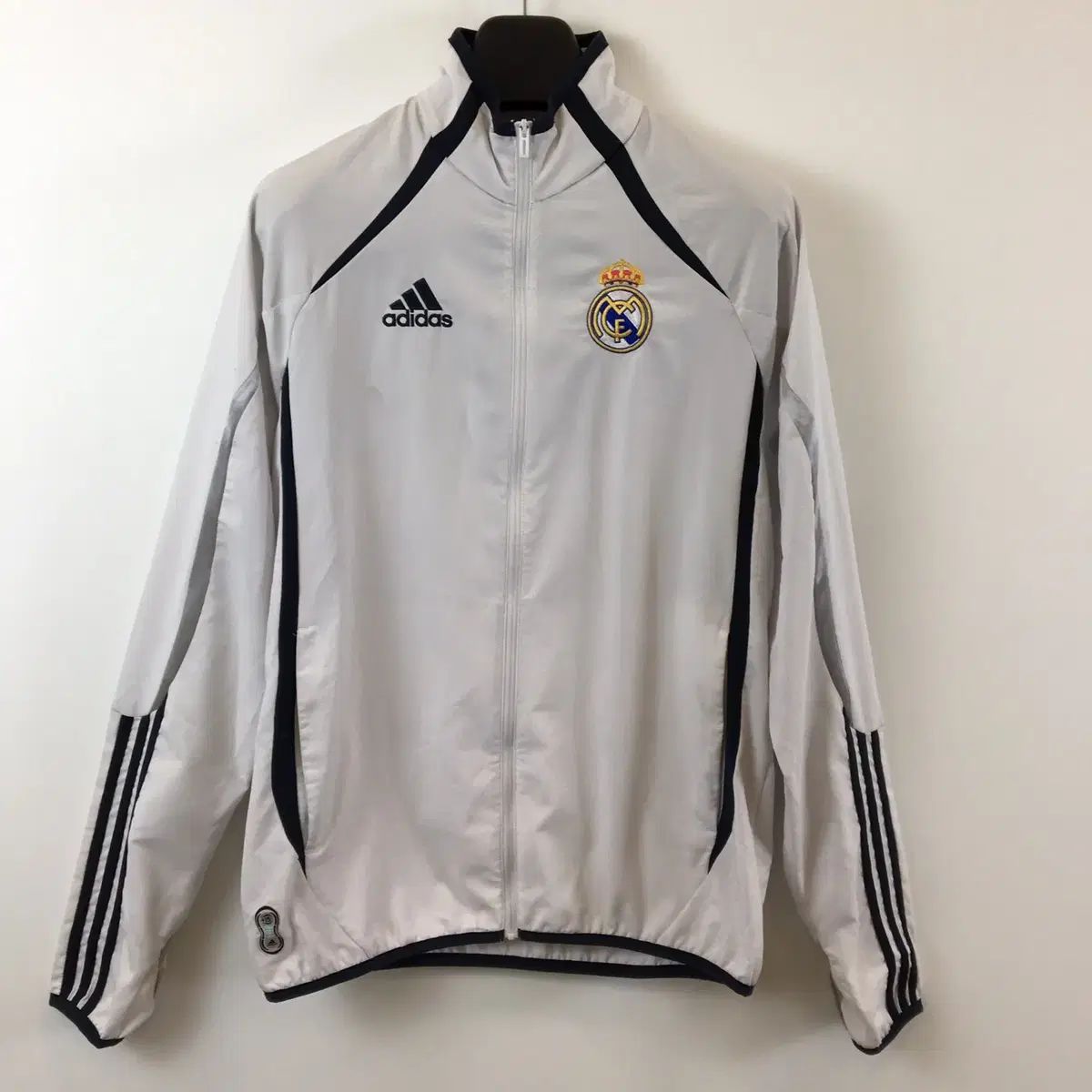 adidasアディダス レアルマドリード 防寒 中わた ジャケット サイズM adidas(アディダス) / レアルマドリード/ナイロンジャケット/L