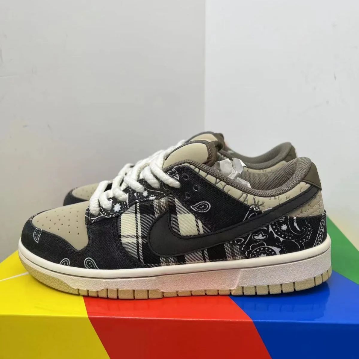 新品未使用ナイキ Travis Scott x Nike Dunk SB スニーカー