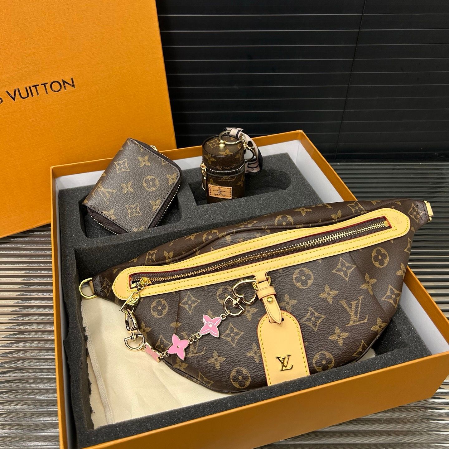 ルイ・ヴィトンLouisVuitton 3 in 1セットのウエストポーチと