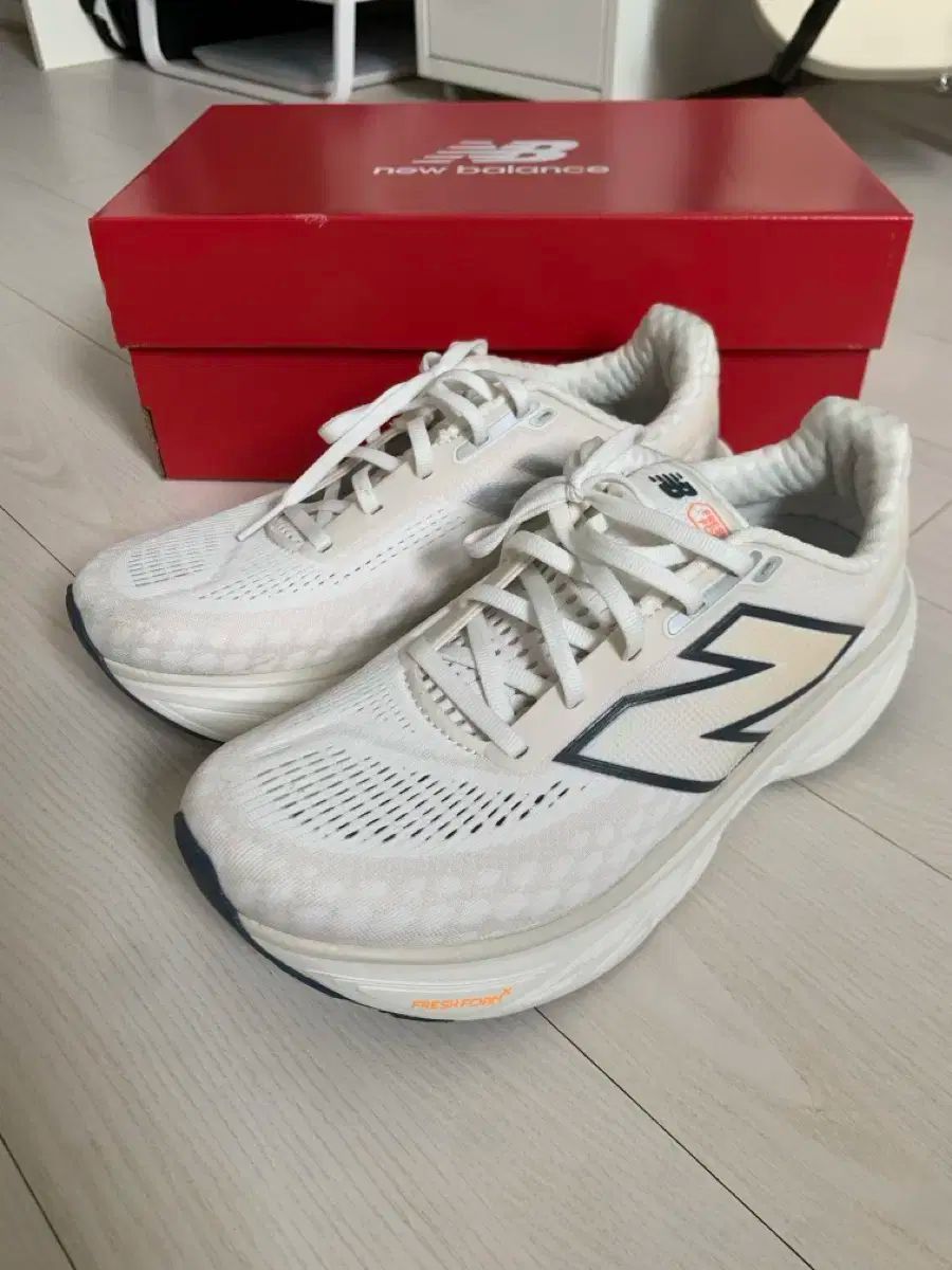かっこいいですよね New Balance ニューバランス ランニングシューズ 1080v14 白 245 S レベル