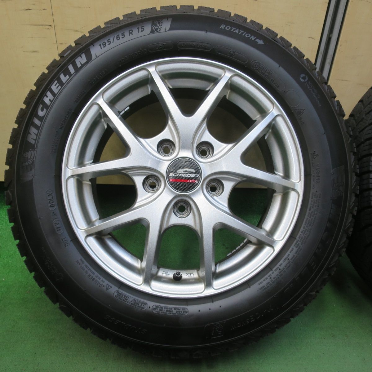 ほぼ♥ 24年 キレイ スタッドレス 195|65R15 ミシュラン X-ICE SNOW SCHNEIDER シュナイダー 15インチ PCD114.3|5H 5101605イス