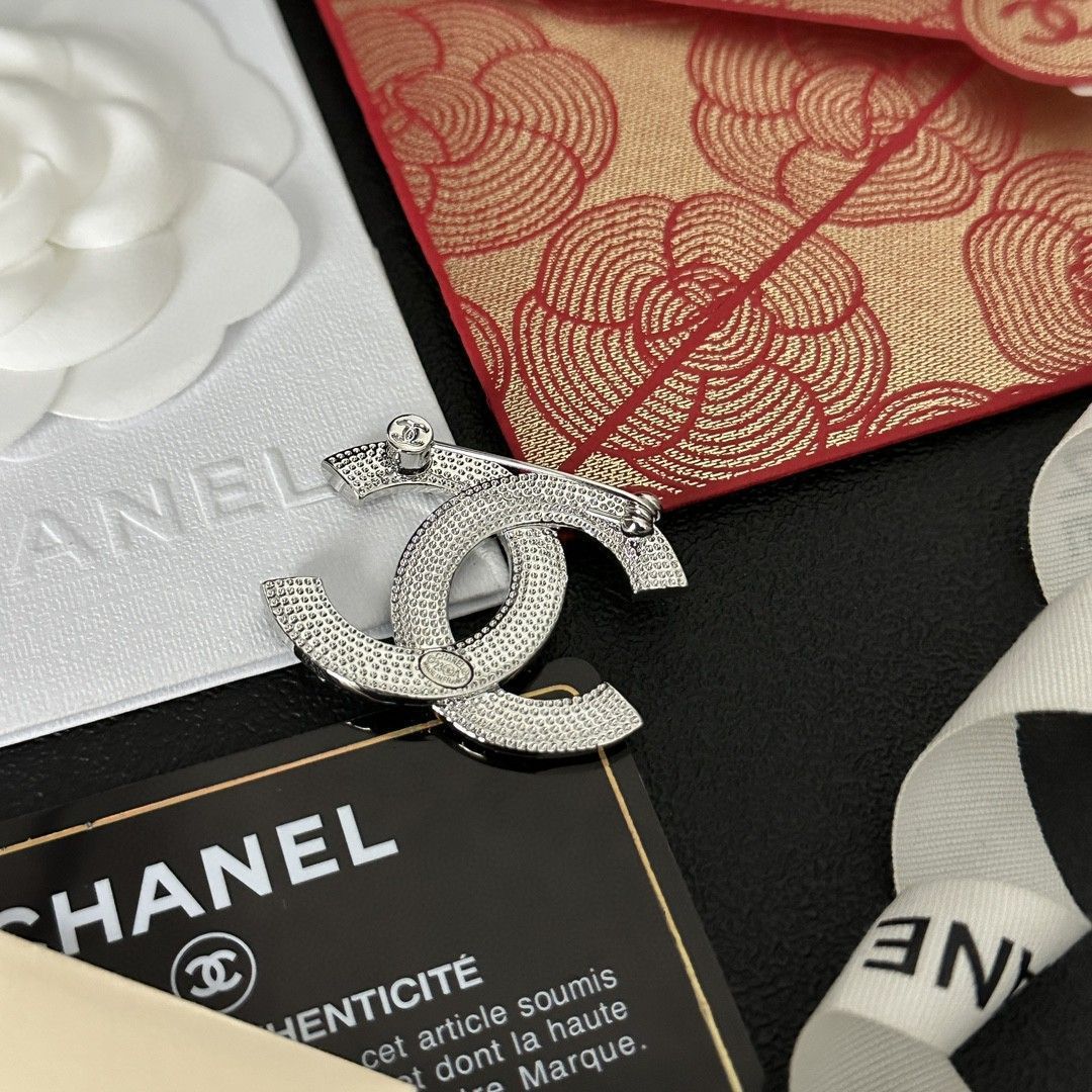 新品　未使用　定価以下。CHANEL ブローチ 今日特価】CHANEL 最新モデル ブローチ 女性向け マルチウェア
