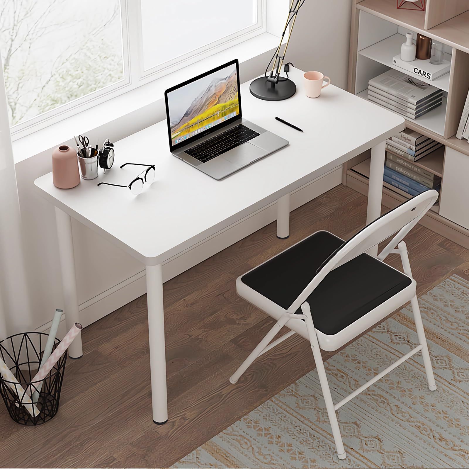 コンパクトデザインの頑丈な三角デスク - ラックとキーボードトレイ付き、A4対応 コンパクトデザインの頑丈な三角デスク - ラックとキーボード