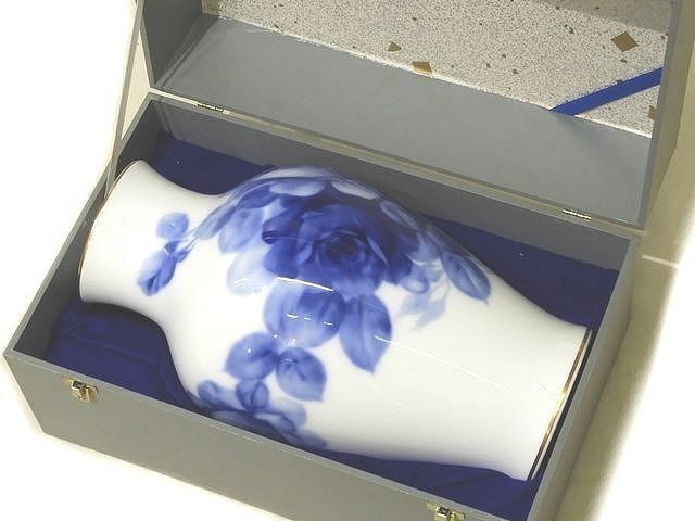 まだ美品 大倉陶園 花瓶  ホワイト ブルー系 ブルーローズ柄 絵付け フラワーベース  6G
