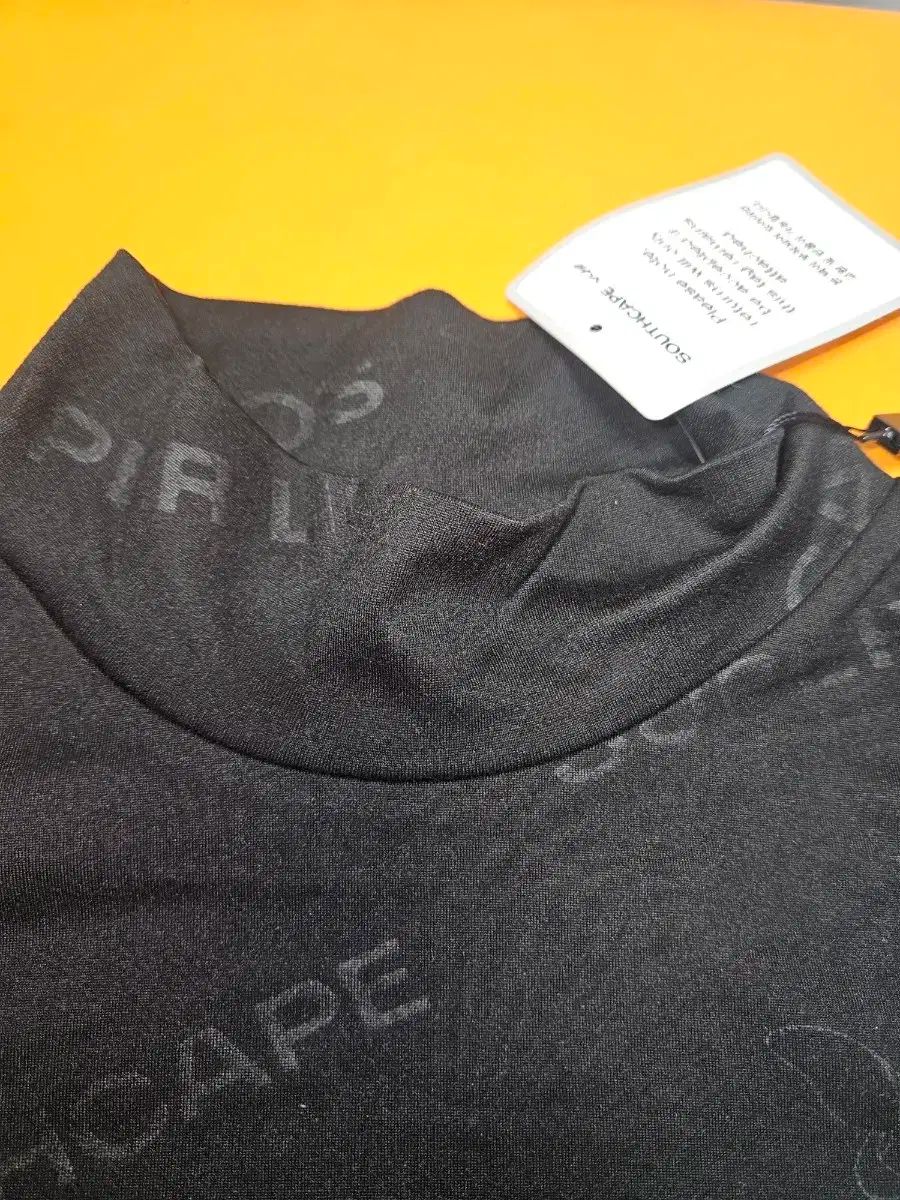 ハイネック長袖