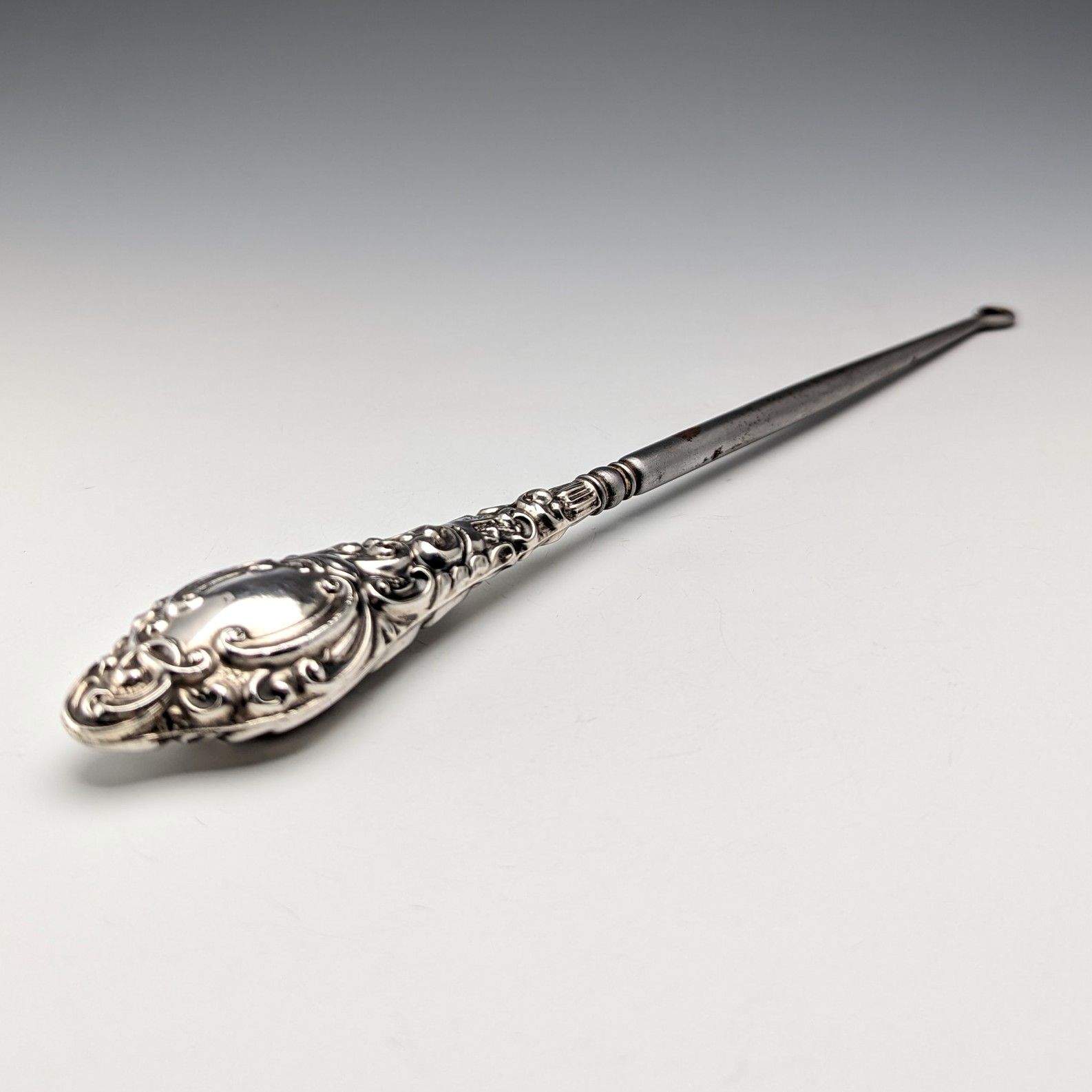 1907年 英国アンティーク 純銀ハンドル 大型ボタンフック 24cm