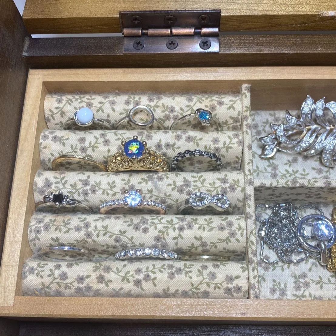 ジュエリーボックス 遺品整理 金 まとめ 昭和レトロ 未 ヴィンテージ ジュエリー 腕時計 生前整理 片付け 指輪 ネックレス キラキラ 百貨店 ブランド 大量 GOLD SILVER 銀 ブローチ イヤリング トップ コイン