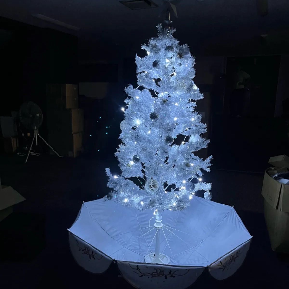 送料無料】☆新品未使用☆ 雪が舞い降る クリスマスツリー クリスマス