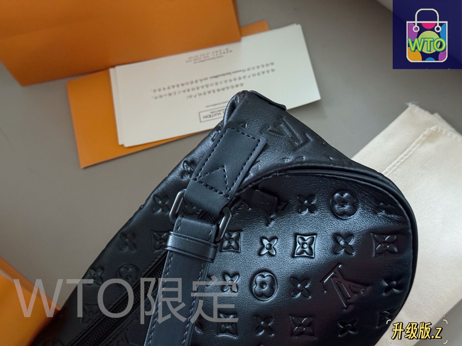 柔らかいモノグラムシャドウ圧花小牛皮が特徴