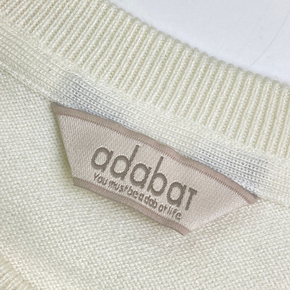 サイズ：48 ADABAT アダバット  ニットセーター 英字 ホワイト系 [240101492443] ゴルフウェア メンズ ストスト サイズ：48 ADABAT アダバット ニットセーター 英字 ホワイト系
