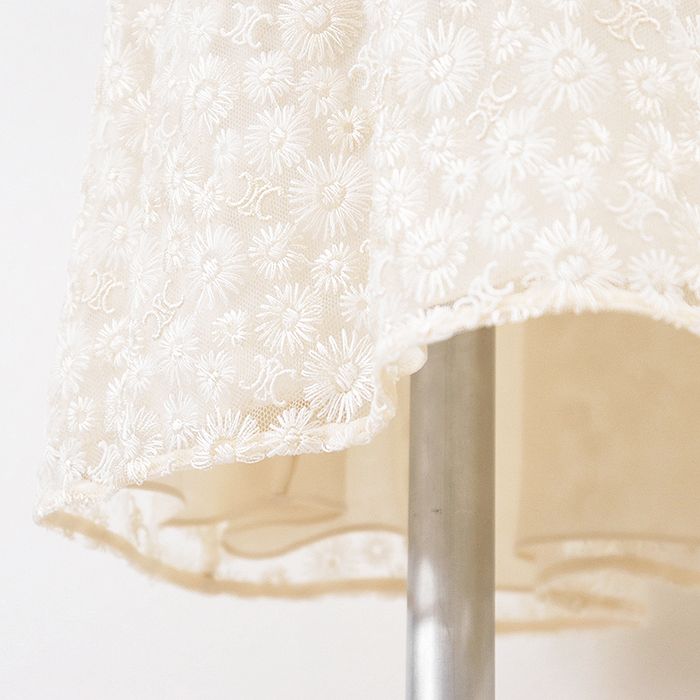 品質保証で、高速配送！ CELINE セリーヌ ワンピース マカダム トリオンフ 刺繍＆メタルボタン デイジー フローラル 花柄 レース ラウンドカラー パフスリーブ 半袖 ドレス ハンガー付属 レディース サイズ 40 アイボリー系 総柄 フランス製