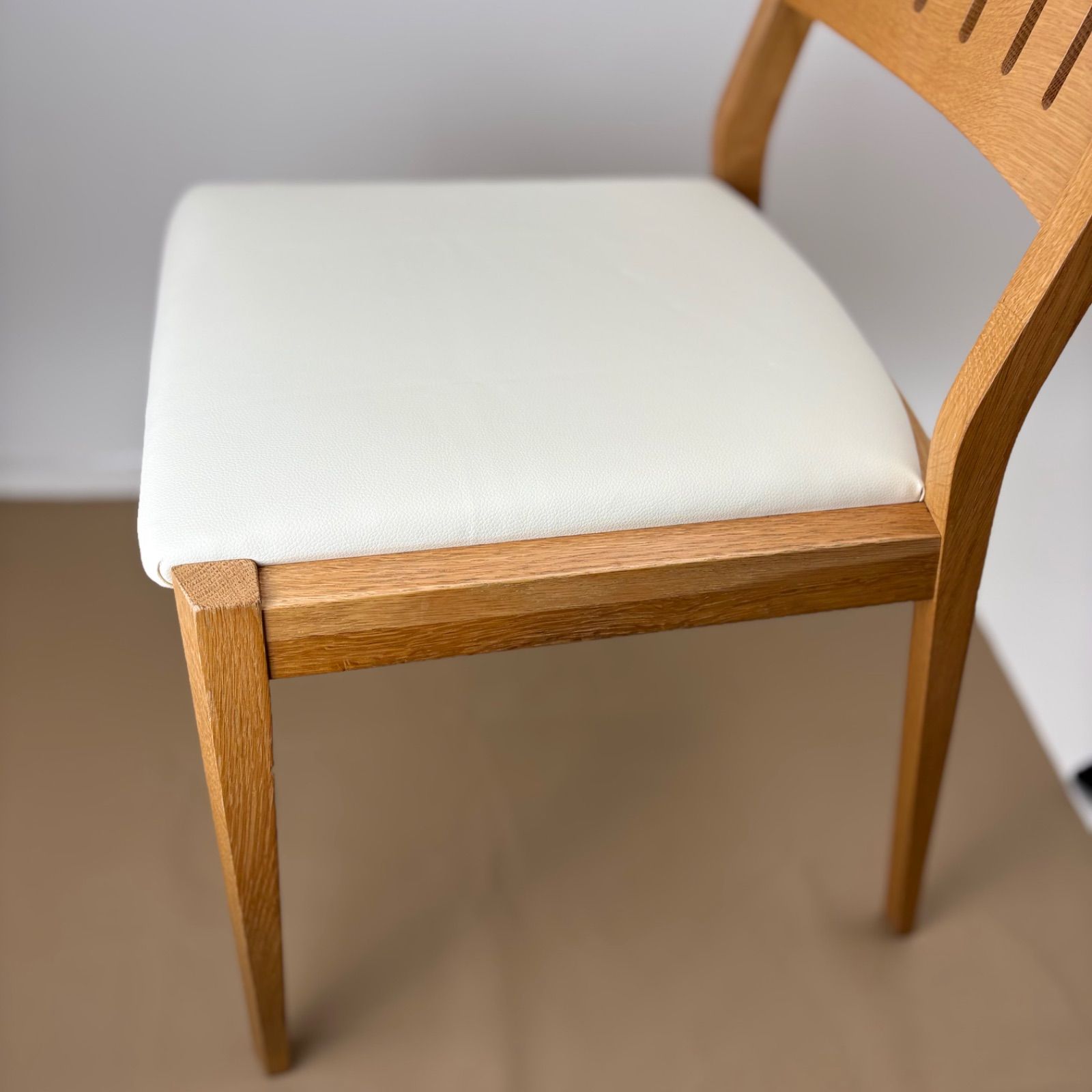 大塚家具　IDC　ダイニングチェア　シネマ　天然木　ナチュラル　B ダイニングチェア（肘付き）「シネマ Bタイプ」レッドオーク材