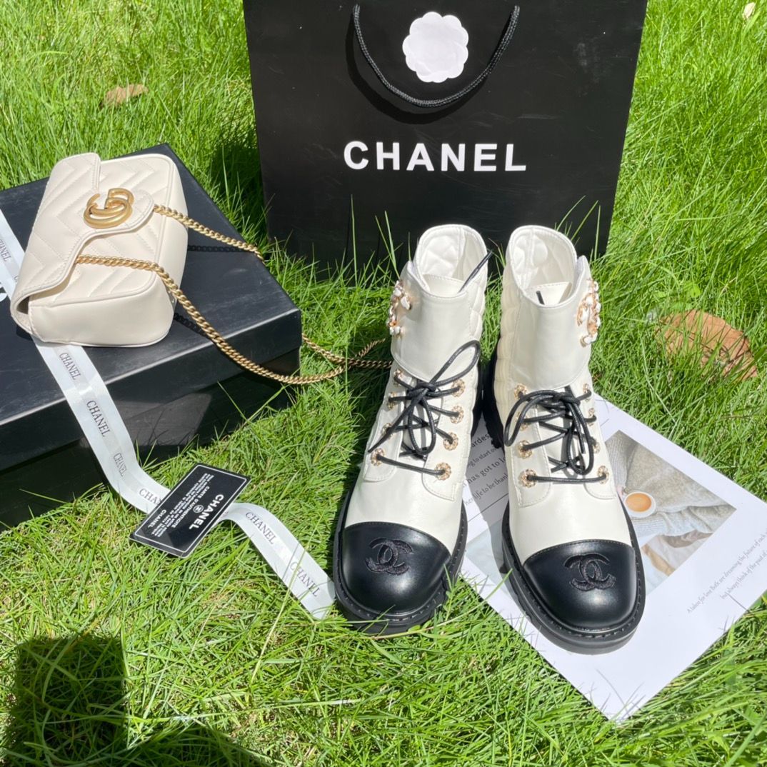 【CHANEL】純愛系マジックパッチショートブーツ（白）