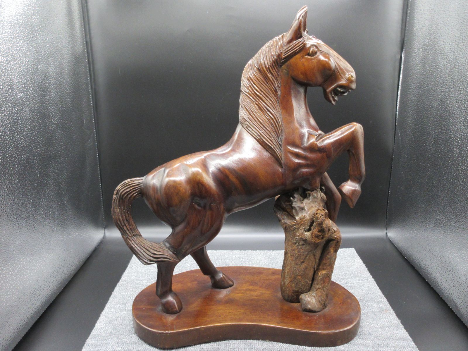 木彫り 彫刻 馬 跳ね馬 特殊造形台付 置物 コレクション レア物