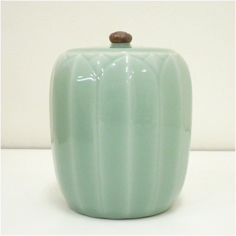 青磁蓮華彫水指