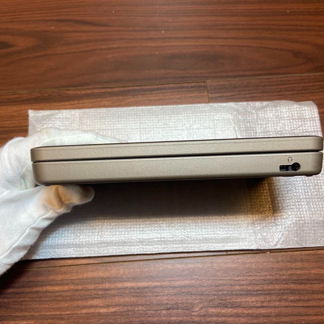 ダークブラウン