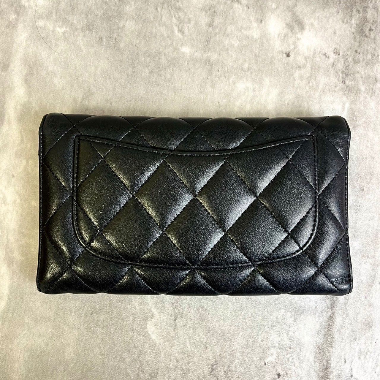 ✨良品✨ CHANEL シャネル 長財布 三つ折り財布 フラップ マトラッセ ココマーク キルティング シリアルシール ブティックシール ロゴ型押し  シルバー金具 定期入れ カードケース 小銭入れ ラムスキン レディース ブラック 黒色 - メルカリ