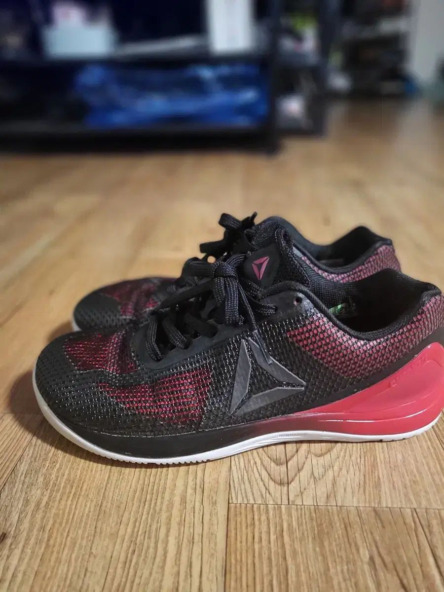 【雷市場（ポンジャン）商品韓国直送】 Reebok(リーボック) ユニセックス スニーカーズ 255