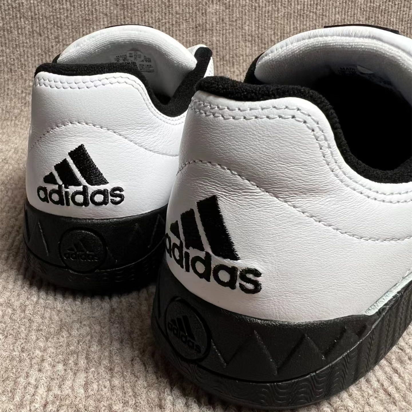 ATMOS × ADIDAS ADIMATIC WHITE/BLACK アトモス × アディダス アディマティック ホワイト/ブラック ID7717  - メルカリ