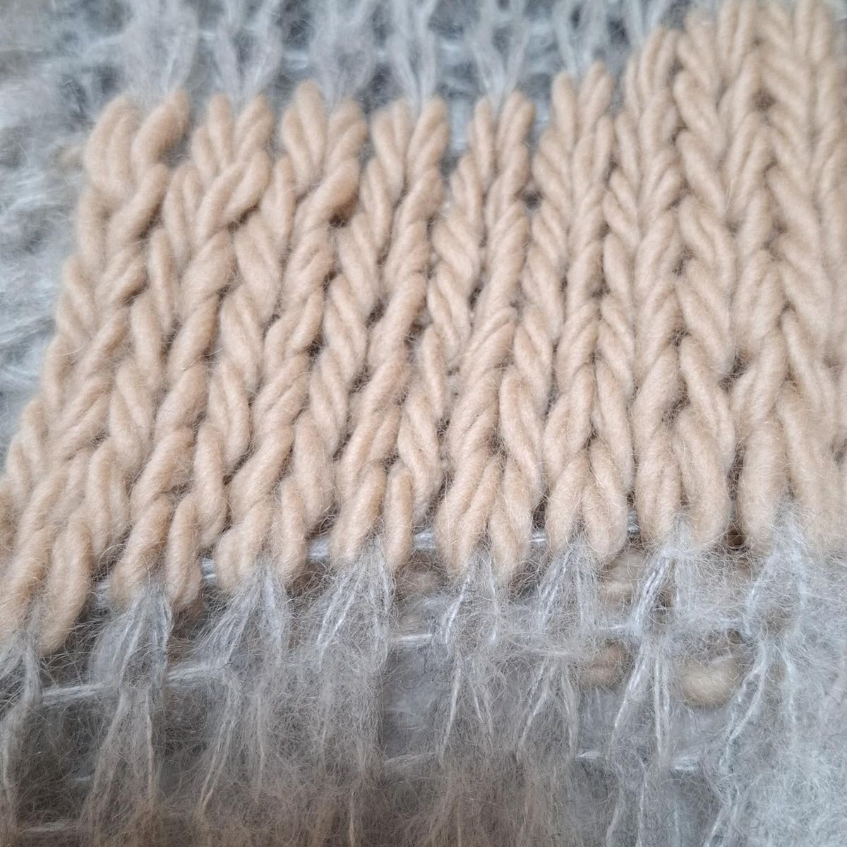 - ベージュ×ライトグレー×ダークグレー