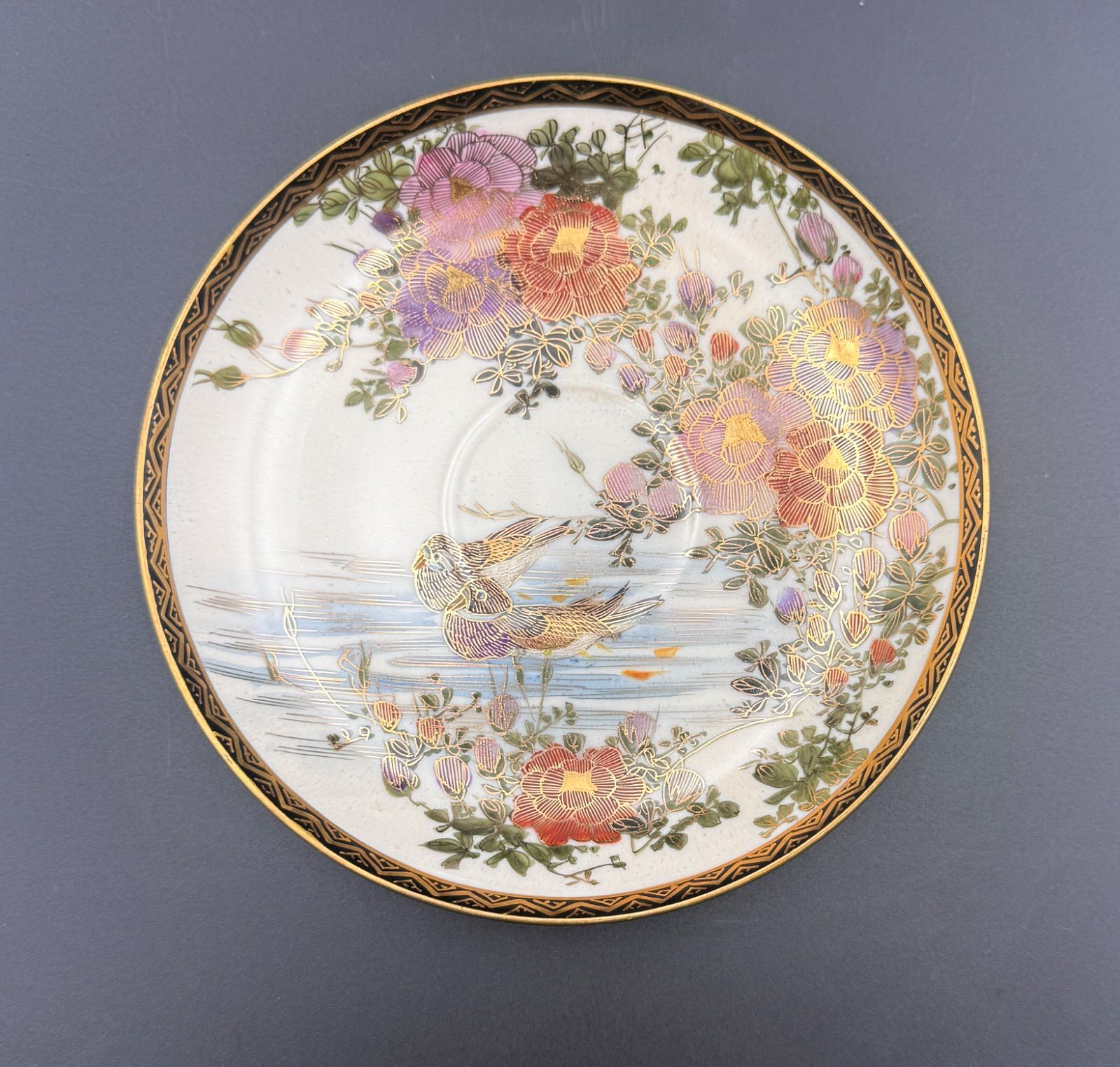 【骨董品】 稀少作　明治期薩摩焼　英国からの里帰り　金彩の美しいカップ＆ソーサー 希少】明治期 薩摩 里帰りアンティーク 金彩 百花繚乱×鴨図 銘