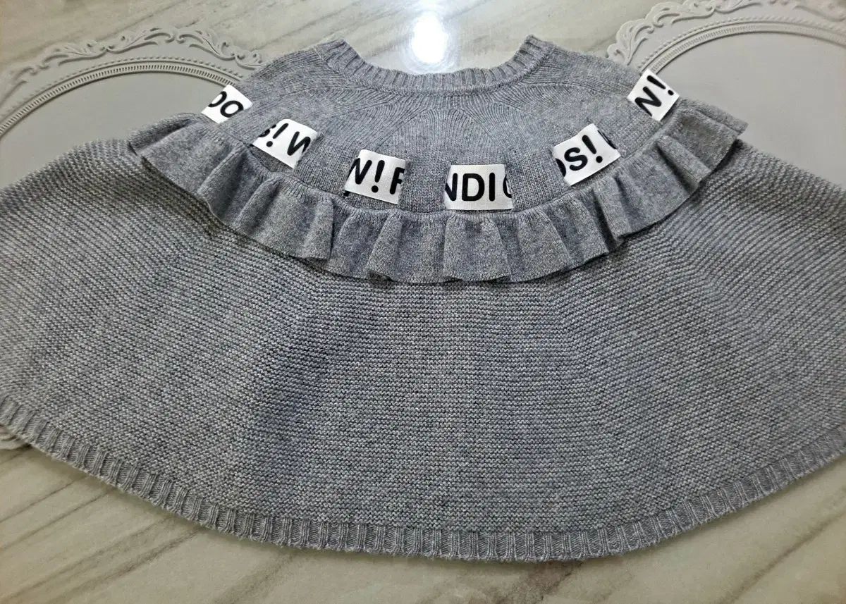 FENDI フェンディ ニート ケープ 망토ㅡ