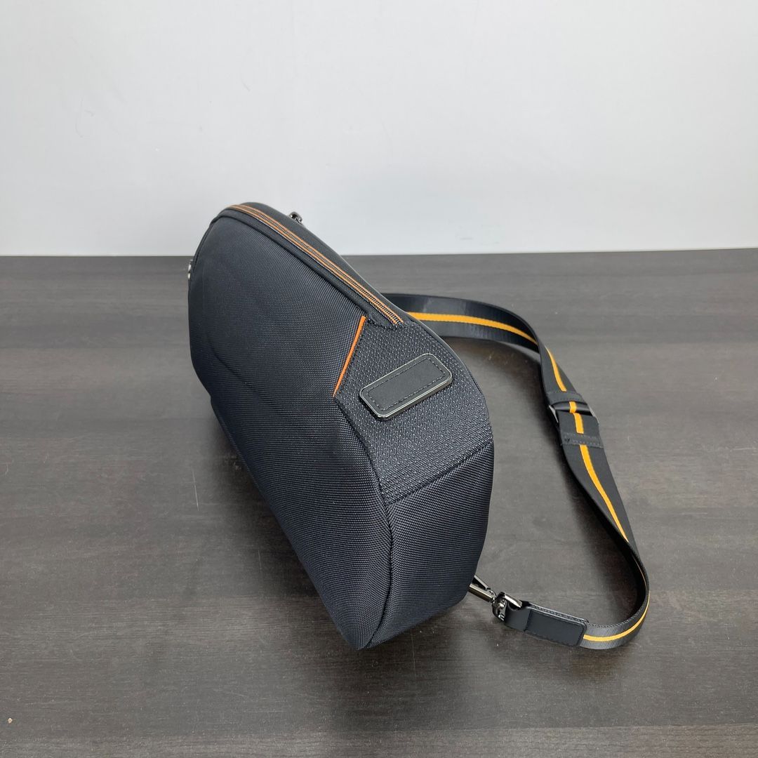 洗練スタイル TUMI×MCLAREN トルク スリング ボディ ショルダーバッグ 
