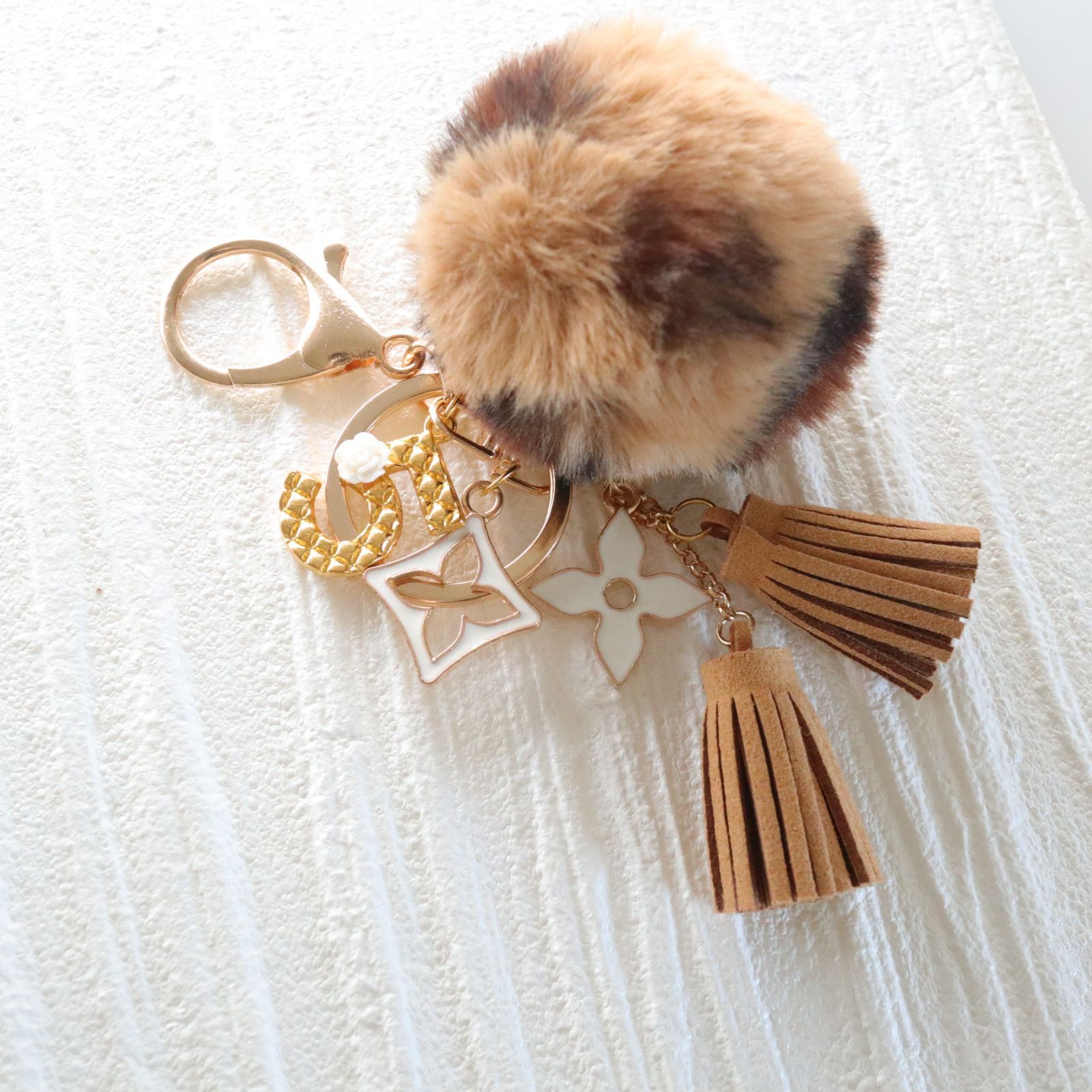 ハンドメイドチャーム　バッグチャーム　カメリア　ミニバッグ　タッセル　黒ピンク ハンドメイドチャーム バッグチャーム カメリア ミニバッグ タッセル