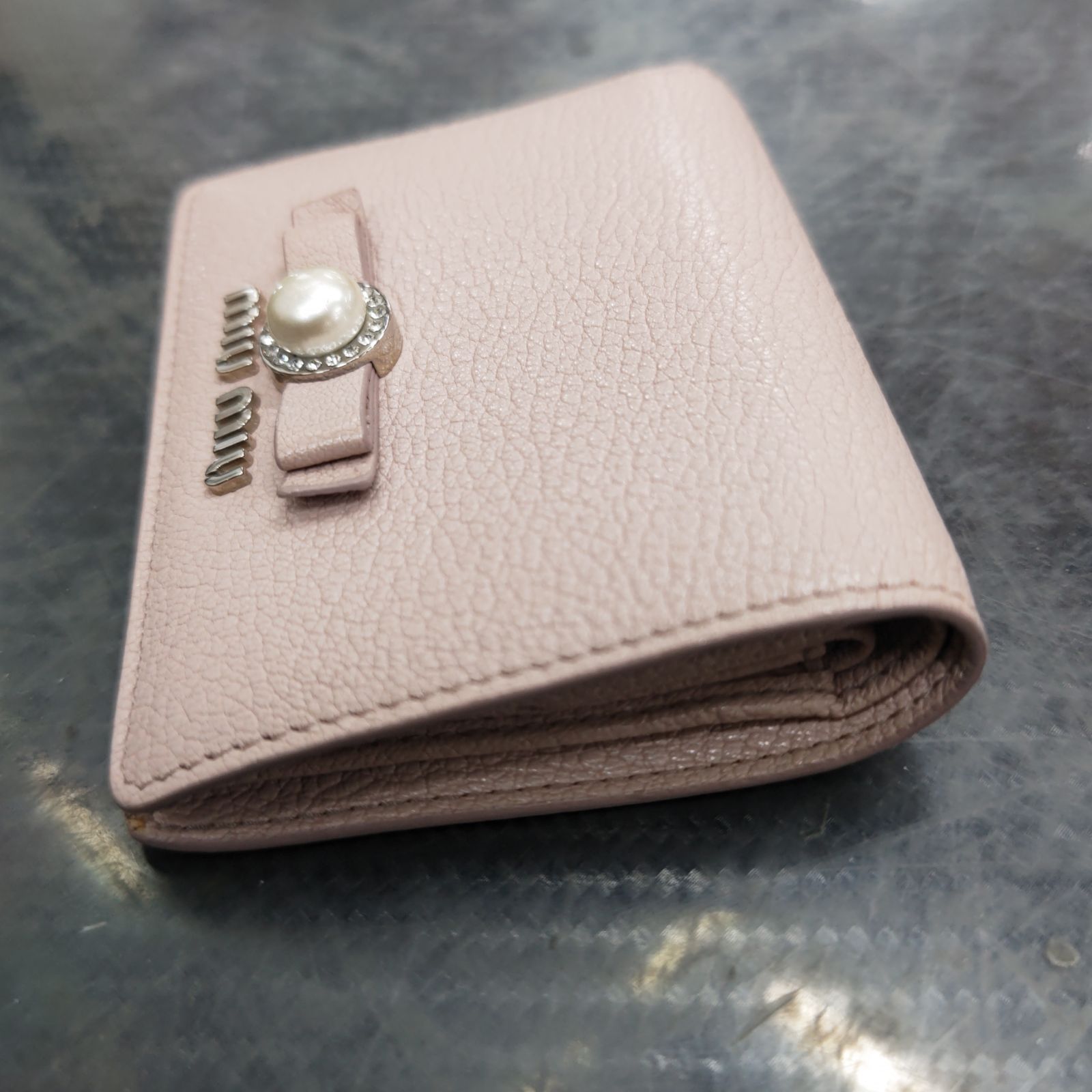 h63855 MIU MIU ミュウミュウ 財布 二つ折り マドラスパール ミニ財布 パール リボン ピンク レディース 良品美品 - メルカリ