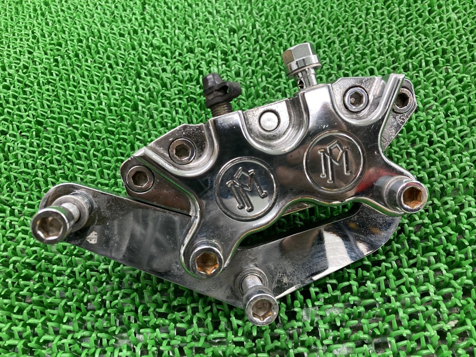 パフォーマンスマシン製ソフテイル フロントブレーキキャリパー 0052-2400|99050279 社外 バイク 部品 PM ハーレー 84-99年EVO エボ クローム 割れ欠け無し 24