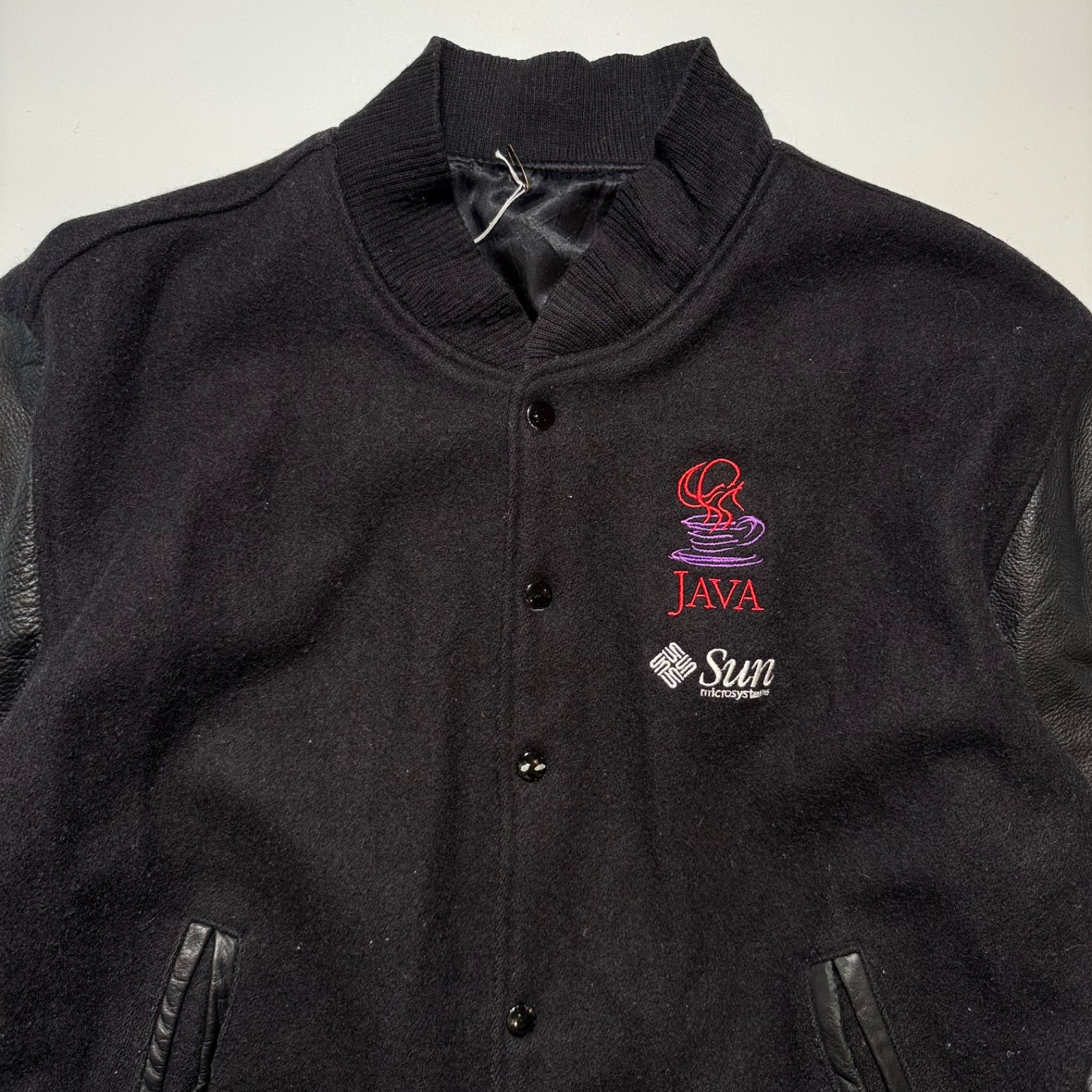 【美品】90s ウール レザー 切り替え JAVAブラック 企業ロゴ スタジャン プログラミング言語 JAVA刺繍 ブラックウールレザースタジャン 【L