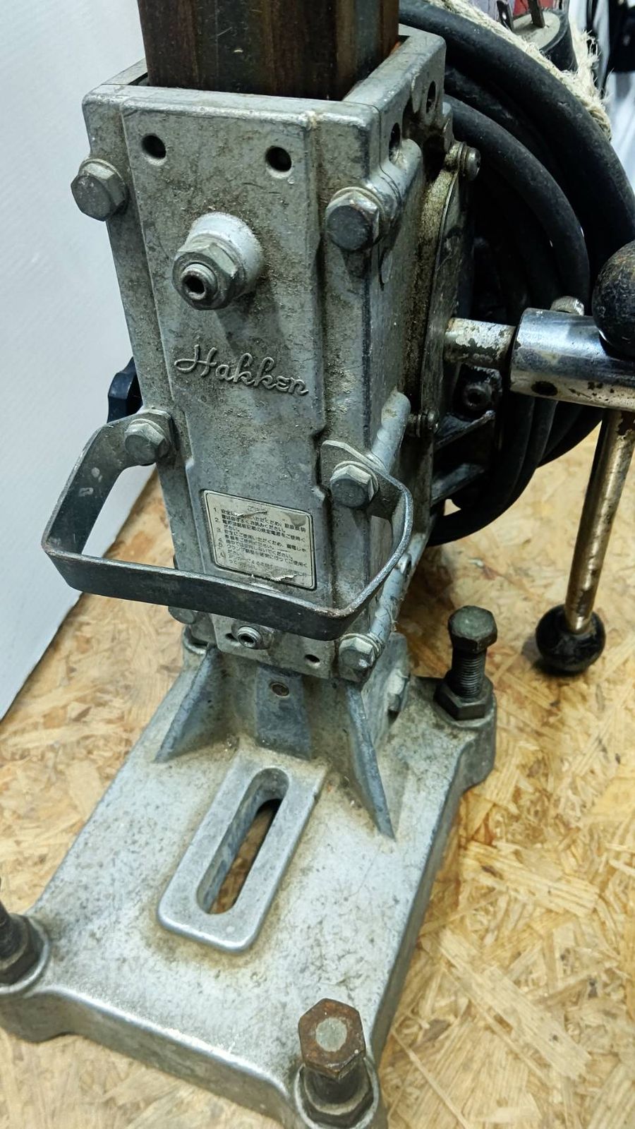 100V