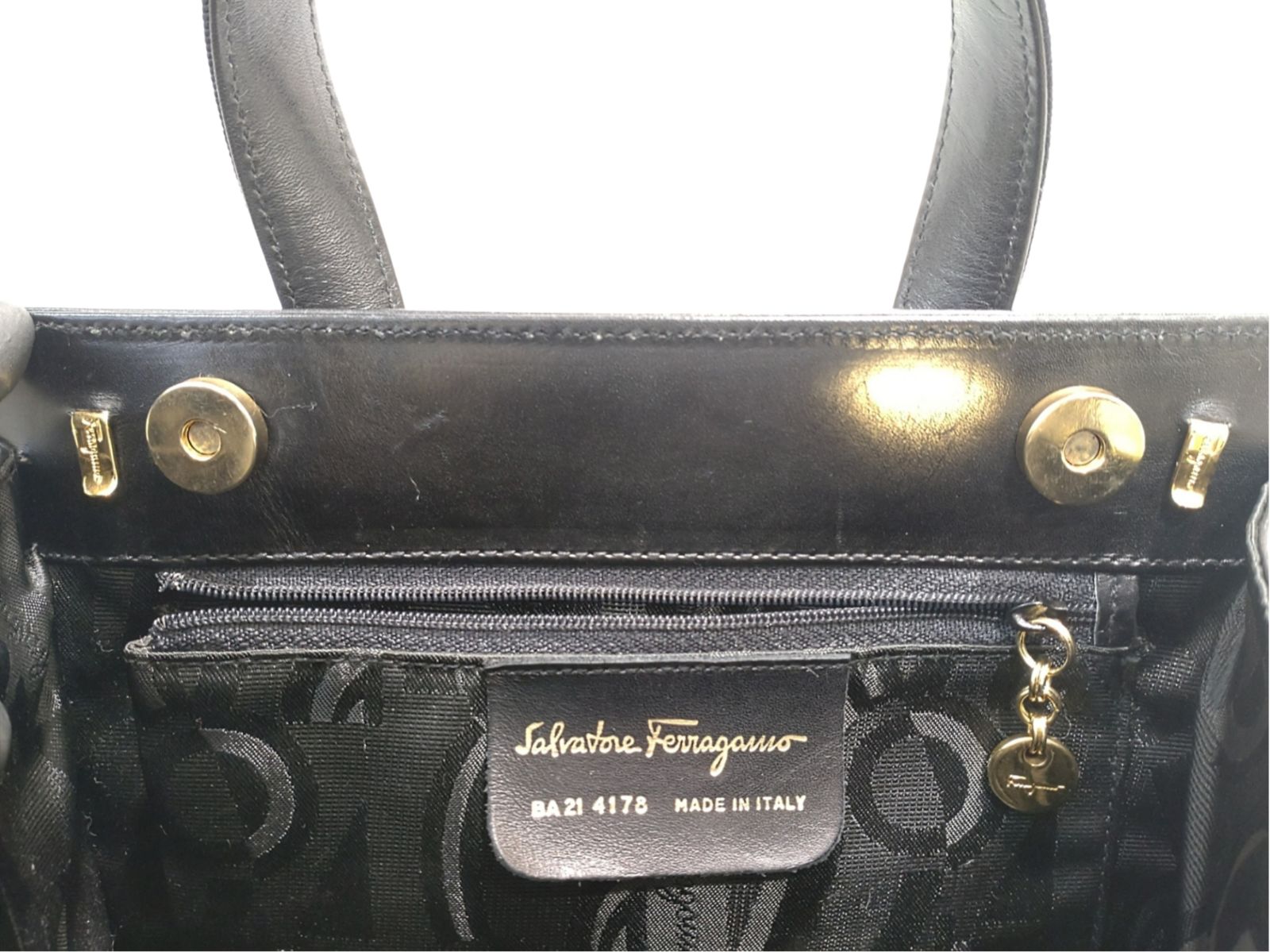 Salvatore Ferragamo サルバトーレフェラガモ ヴァラリボン