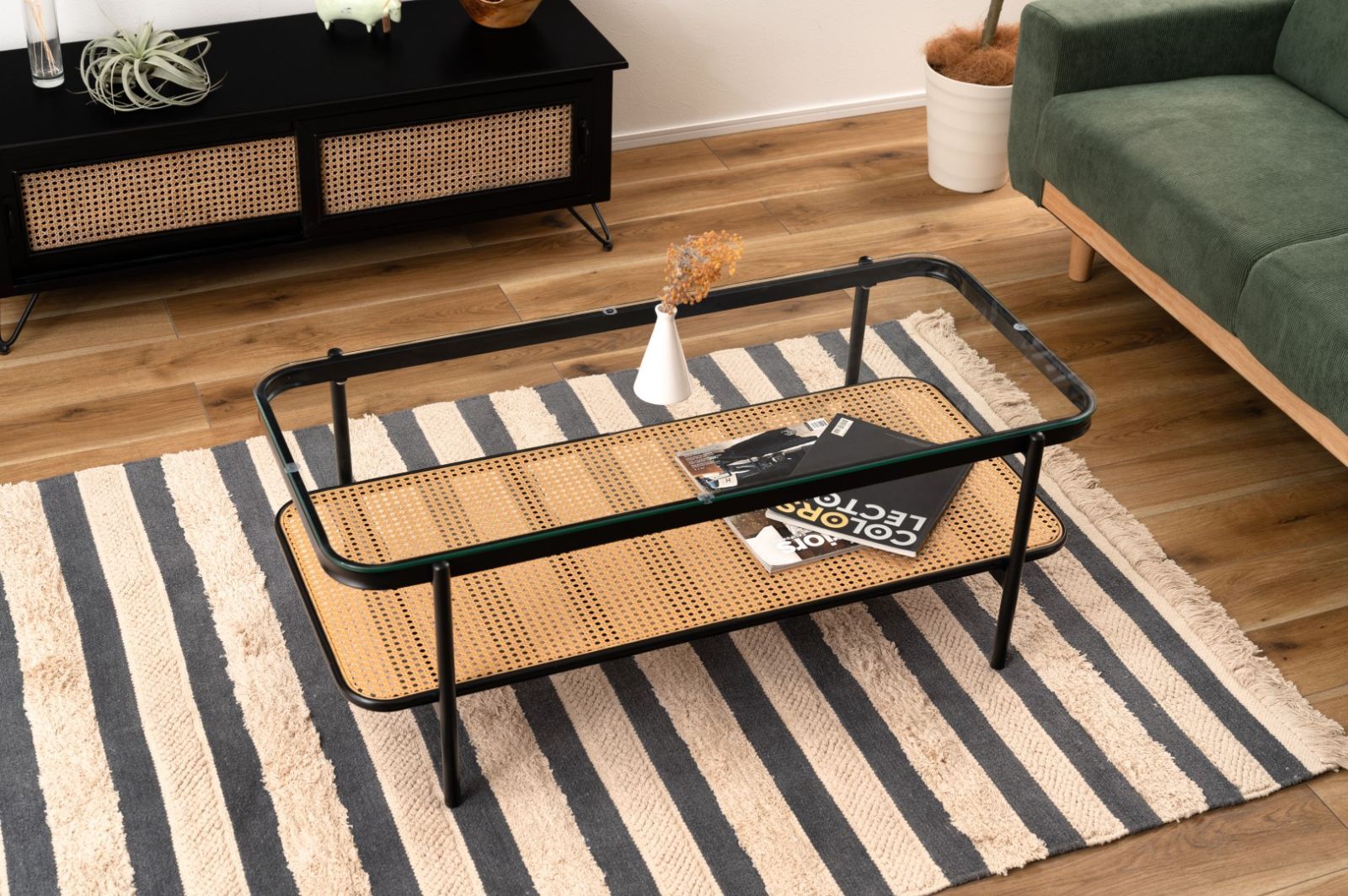 リビングテーブル 強化ガラス天板 ラタン編み風棚付 スチールフレーム