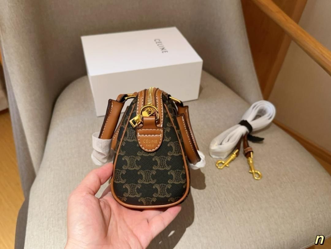 CELINE セリーヌ　トレッキングメッセンジャー　バック　エディスリマン エディ・スリマンがセリーヌで初めてデザインしたバッグのミニ
