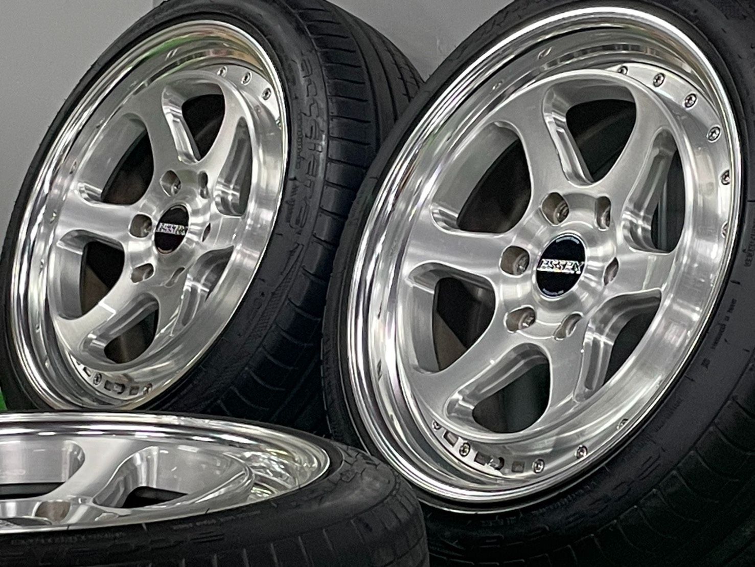 バリ溝 ESSEX エセックス EL-19in 8.5J 38 PCD139.7 アクセレラ PHI-R 225 45R19 ハイエース レジアスエース キャラバン