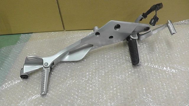 CB400SF VTEC REVO NC42 の ステップ 右 1760491810