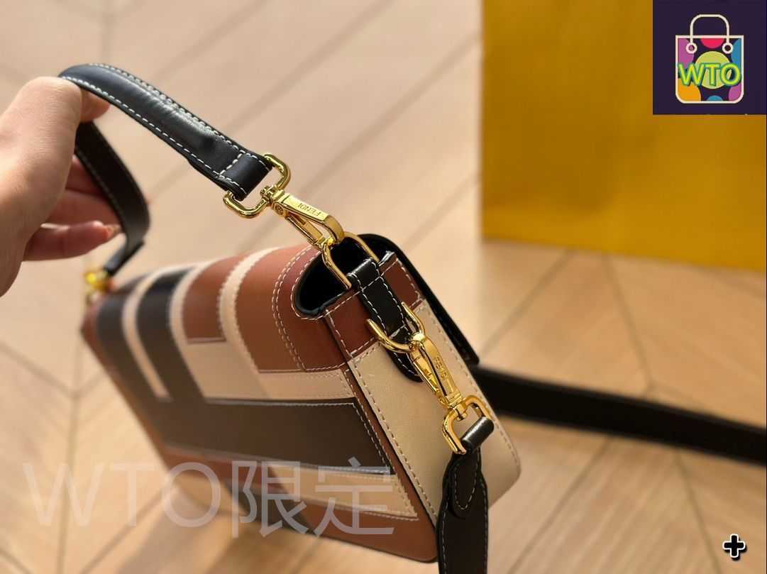 フェンディ　バケット　チャーム Nano Baguette Charm Leather White | Fendi