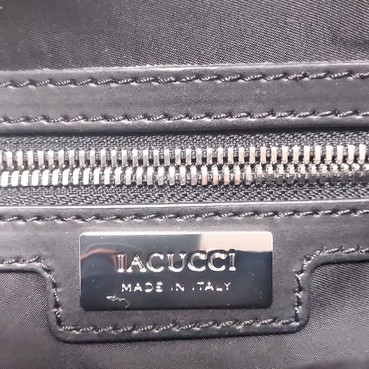 IACUCCI 黒いレザー ハンドバッグ IACUCCI(イアクッチ) ハンドバッグ - 黒 レザー - メルカリ