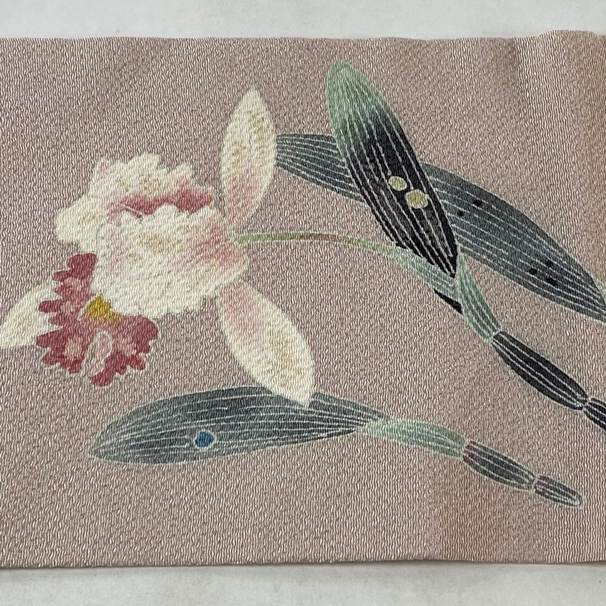 名古屋帯 美品 逸品 人間国宝 羽田登喜男 落款 蘭 縮緬 薄ピンク 名古屋帯 美品 逸品 人間国宝 羽田登喜男 落款 蘭 縮緬 薄ピンク
